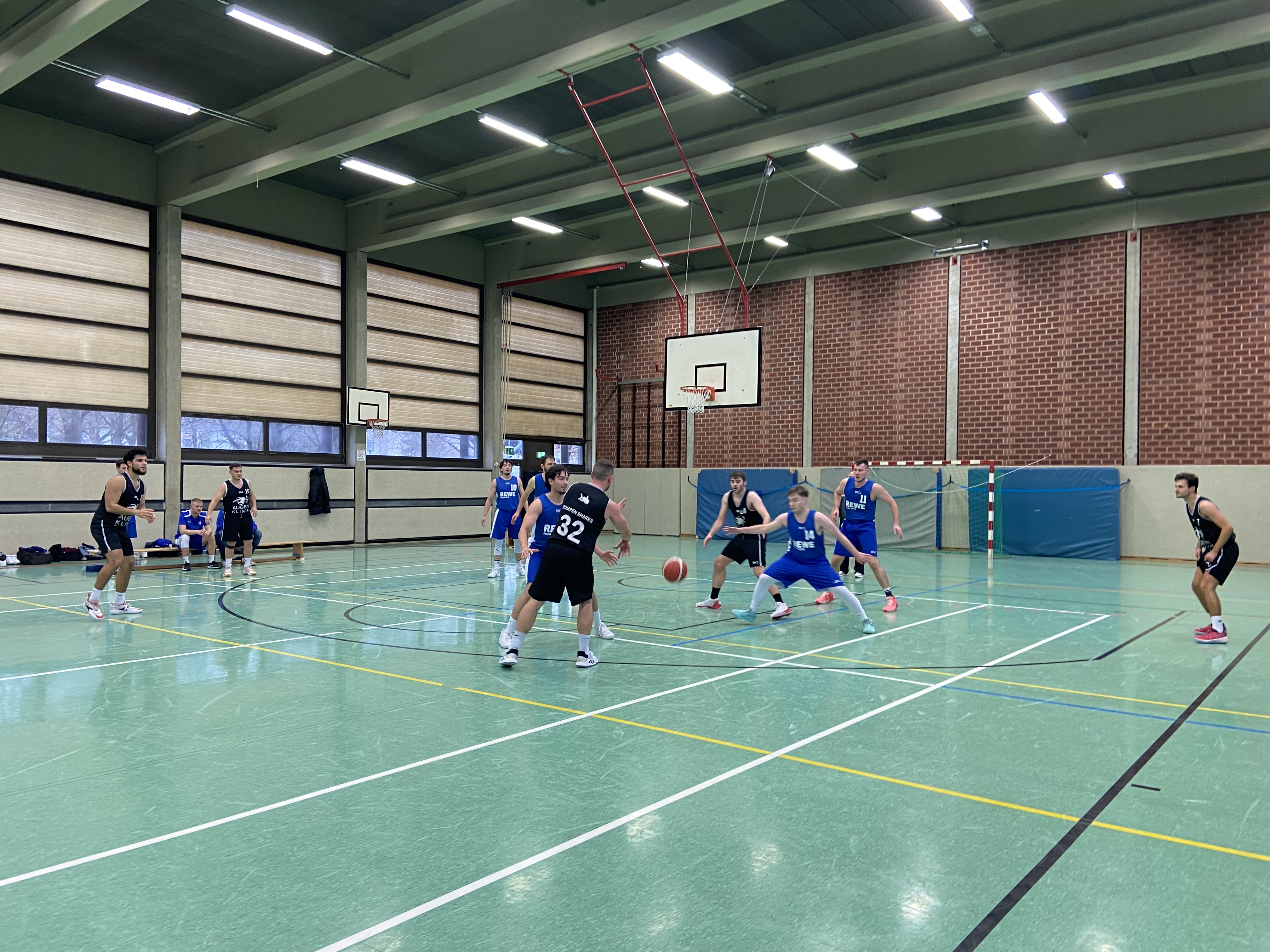 Die Defensive steht: Marco Rieke fängt das Zuspiel eines Schapener Spielers ab