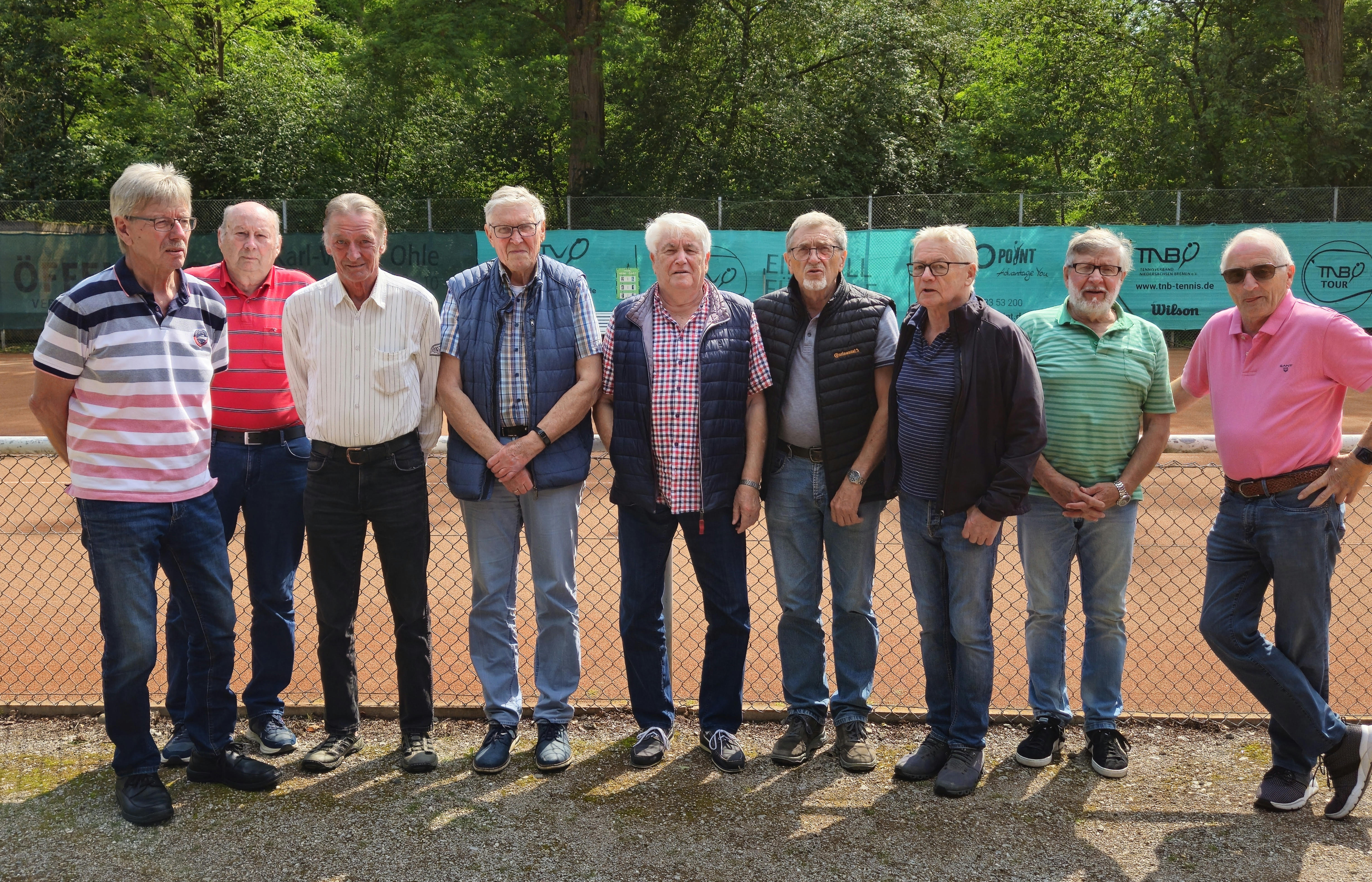 Spannende Begegnungen gegen MTV Wolfenbüttel mit leistungsgerechtes 2:2 Unentschieden. Von links: Wolfgang Regenhardt, Kapitän Rolf Perbandt (nicht gespielt), Dieter Spors, Claus Werner (nicht gespielt), Winfried Vollmann, Wilfried Brunkhorst, Harald Koch, Michael Keil und Ronny Rode.
